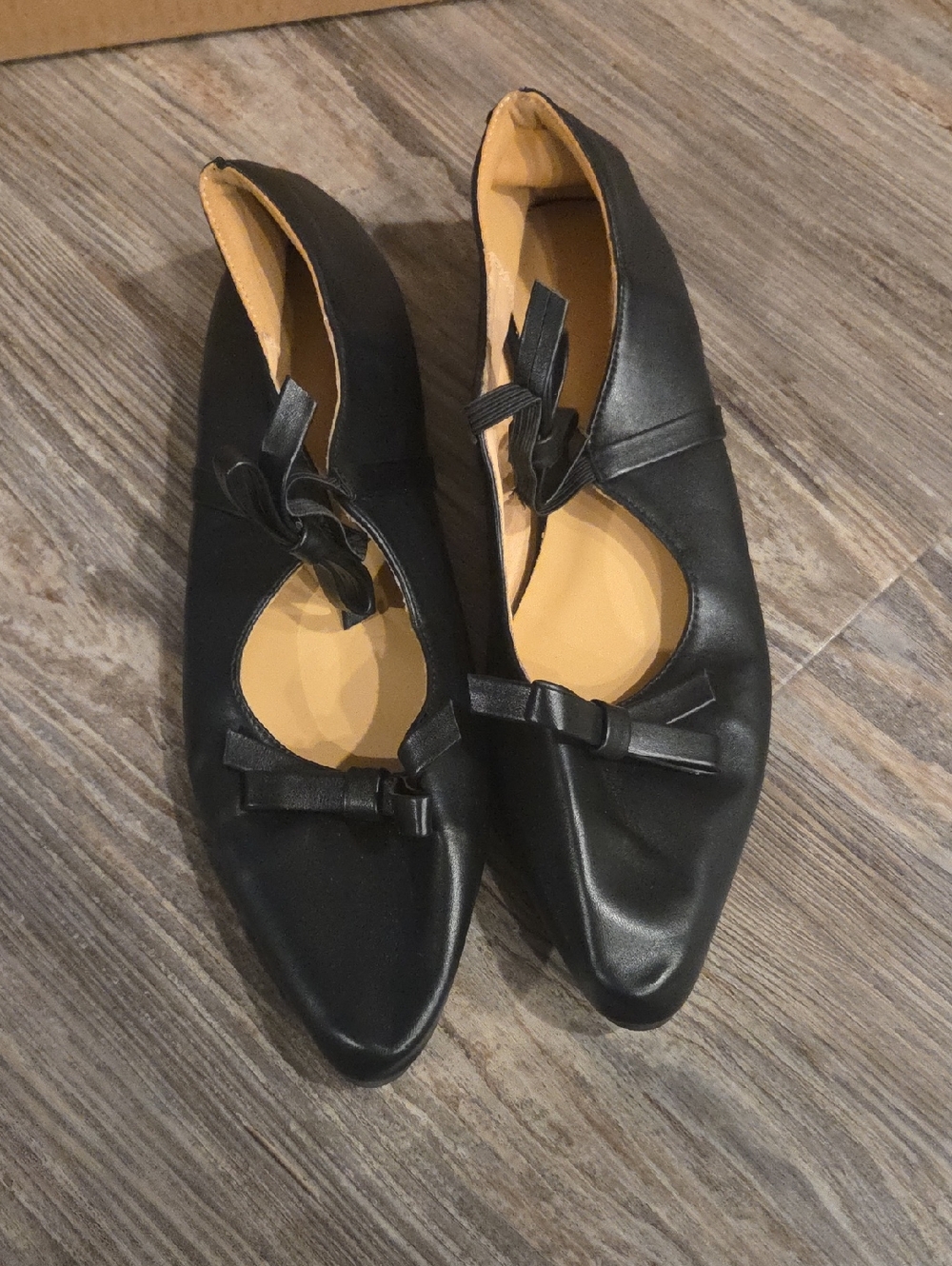 Women's Black Pointed Ballet Flats with Bow Accent